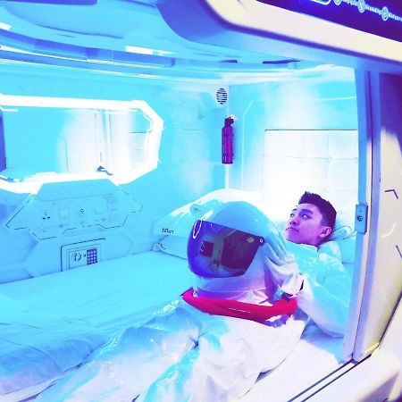 Met A Space Pod @ Boat Quay Singapore Exteriör bild
