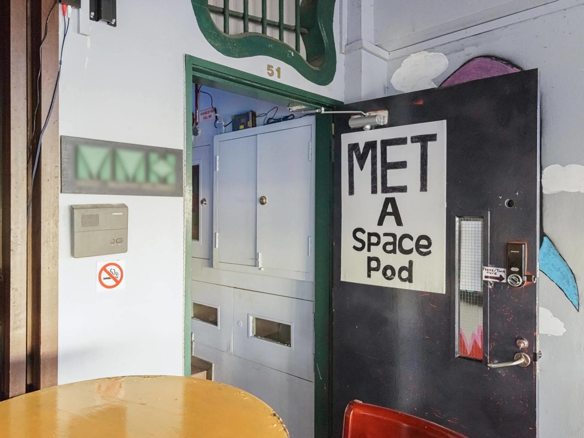 Met A Space Pod @ Boat Quay Singapore Exteriör bild