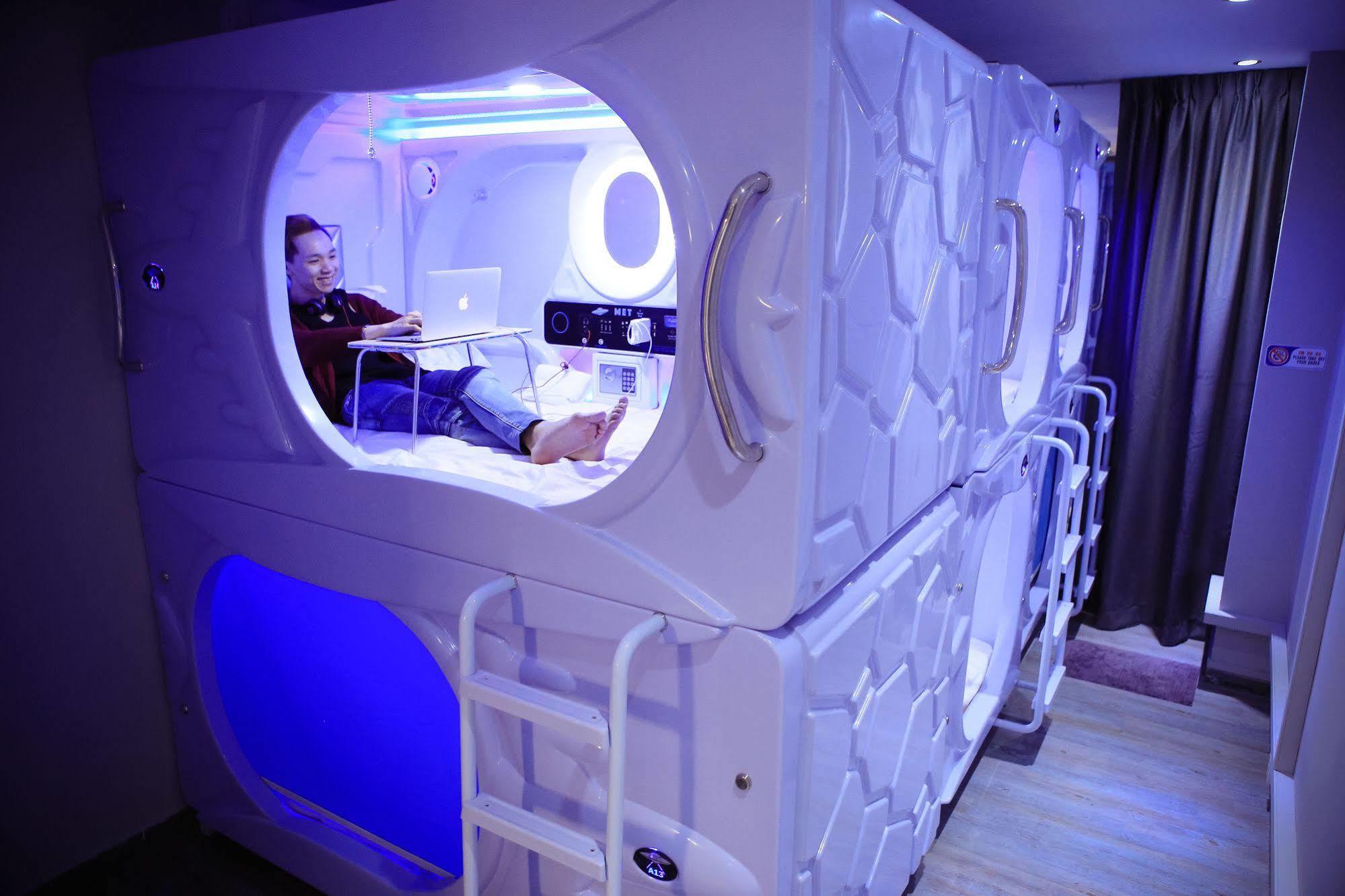 Met A Space Pod @ Boat Quay Singapore Exteriör bild
