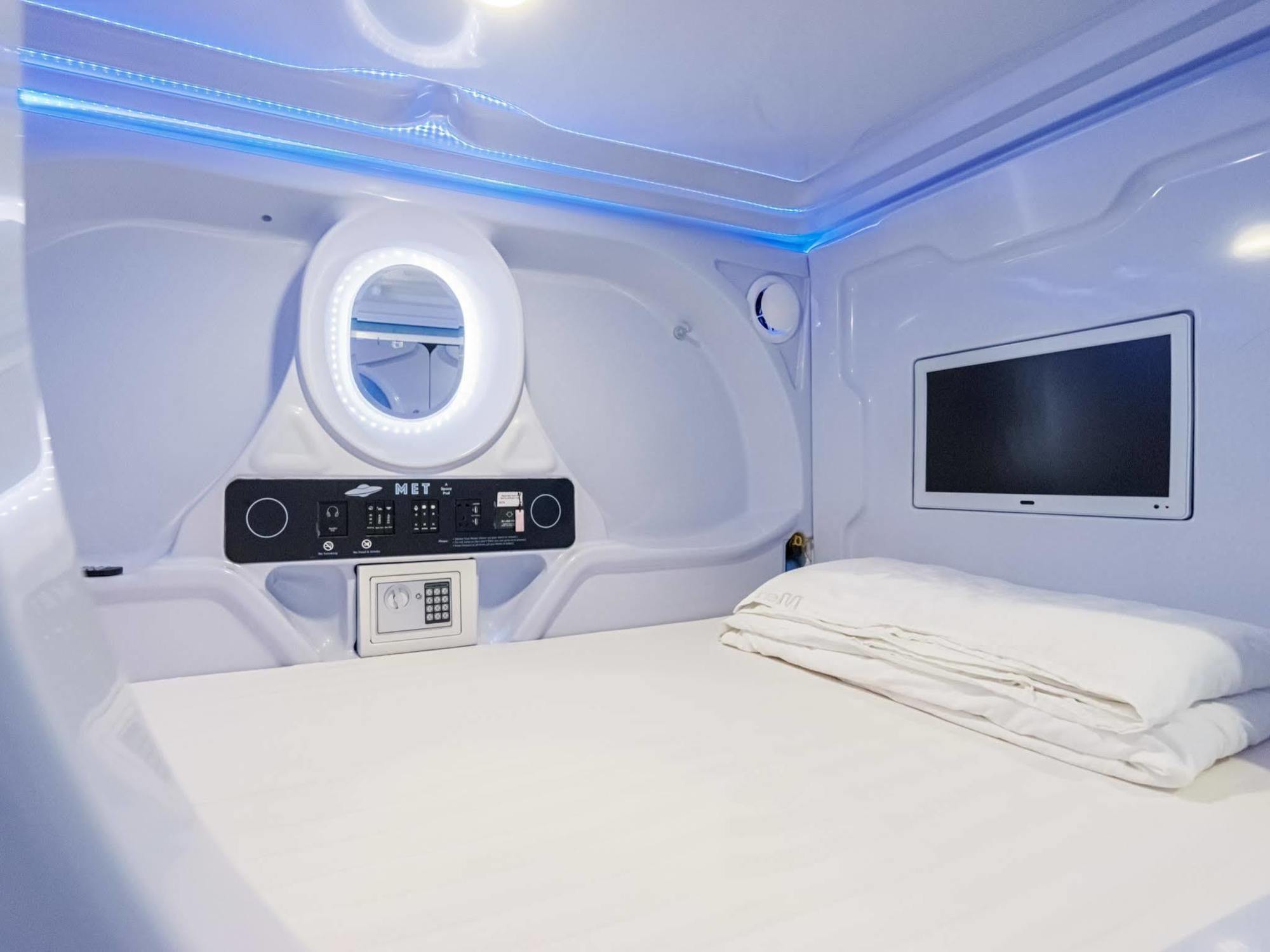 Met A Space Pod @ Boat Quay Singapore Exteriör bild