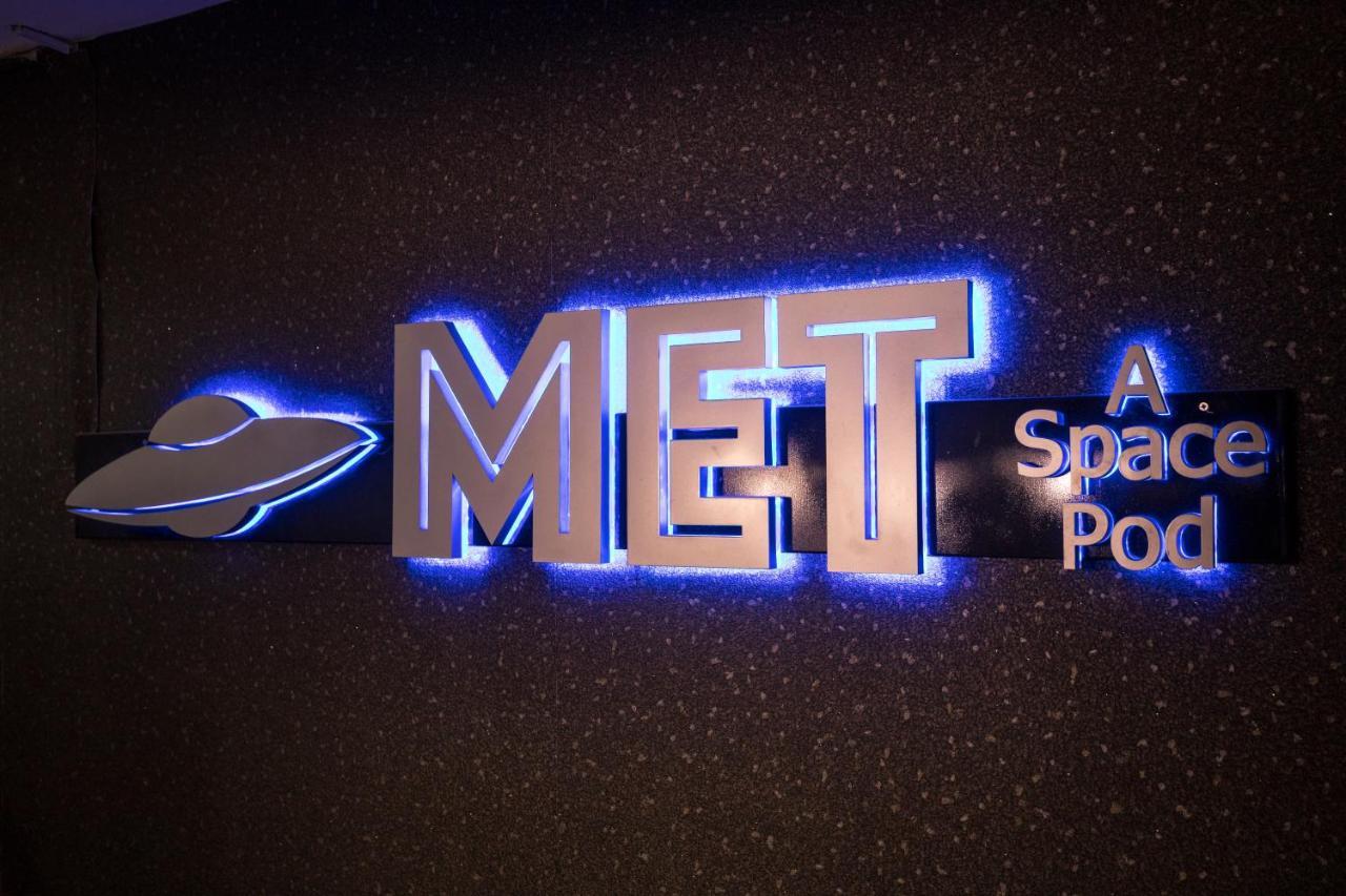 Met A Space Pod @ Boat Quay Singapore Exteriör bild