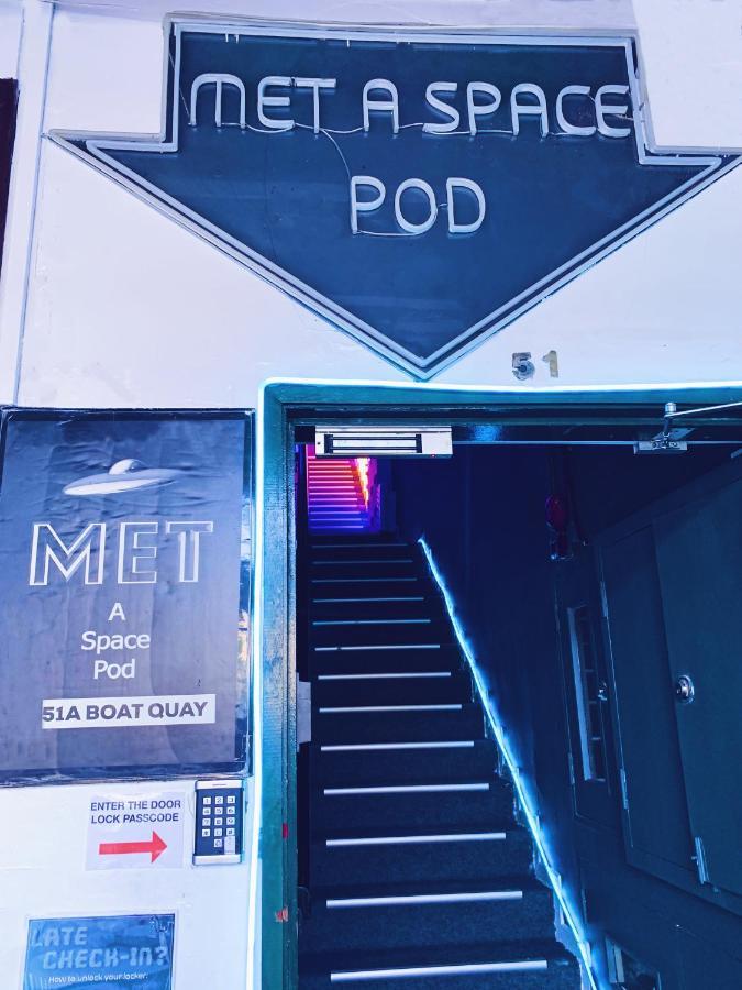Met A Space Pod @ Boat Quay Singapore Exteriör bild